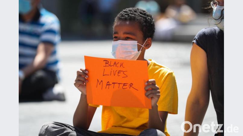 In Brüssel hält ein Junge mit Mundschutz während einer Demonstration ein Plakat mit der Aufschrift &quot;Black lives matter&quot; in der Hand. An Fronleichnam soll auch in Weiden gegen den gewaltsamen Tod des Afroamerikaners George Floyd in den USA durch einen weißen Polizisten in Minneapolis demonstriert werden. Bild: Zheng Huansong/dpa