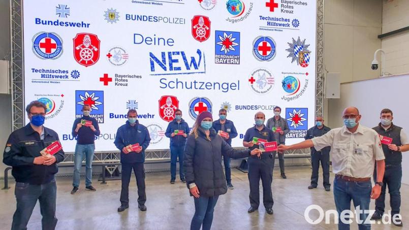 Angelina Baitinger (vorne) und weitere Mitglieder von Rotaract übergeben auch im Lagezentrum Neuhaus Gutscheine an die „Corona-Helden“ der Region. Bild: exb