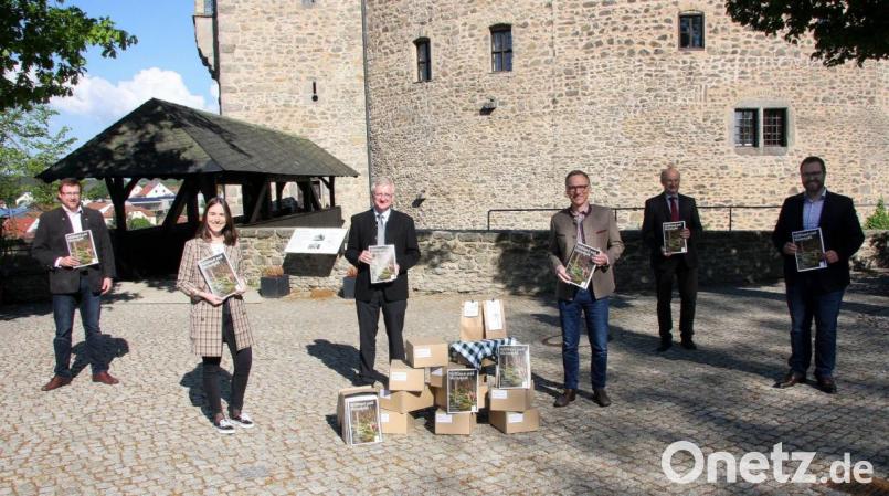 Die druckfrische Broschüre „Stiftland und Steinwald“ stellten (von links) Martin Schmid, Geschäftsführer der Steinwald-Allianz, Nina Lang, Tourismusfachkraft der Steinwald-Allianz, Steinwald-Allianz-Vorsitzender Johannes Reger, Ikom-Vorsitzender Bernd Sommer, Ikom-Geschäftsführer Wolfgang Kaiser und der Falkenberger Bürgermeister Matthias Grundler vor. Bild: wro
