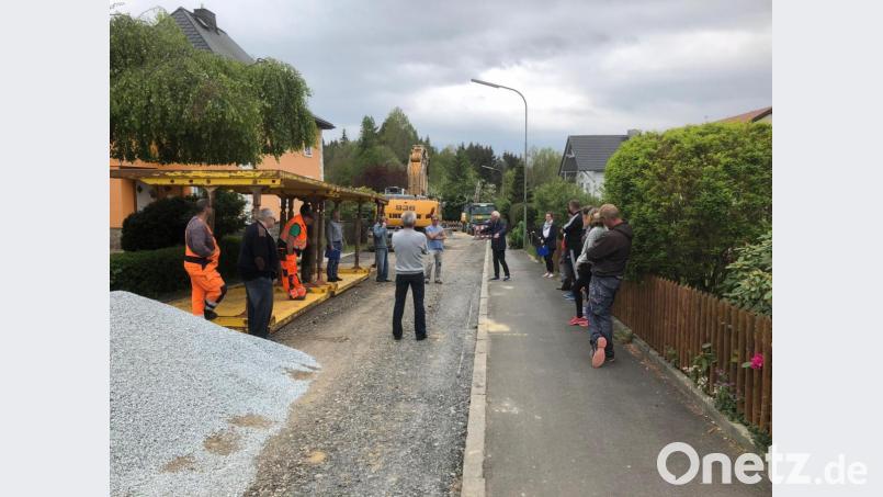 Ausbau Quellenstraße: Die Anwohner informieren sich über das Projekt aus erster Hand. Bild: obe