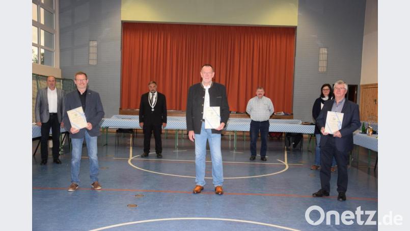 Georg Wittmann, Hubert Stahl und Alois Weig (vorne, von links) werden am Donnerstagabend von ihren Ämtern entbunden. Bürgermeister Josef Beimler (hinten Zweiter von links) bedankte sich mit Urkunden und Präsenten. Auch die stellvertretenden Bürgermeister Roman Bauer (links), Hans-Peter Reil (Zweiter von rechts) und Kämmerin Sabine Grötsch (rechts) dankten den dreien. Bild: fla