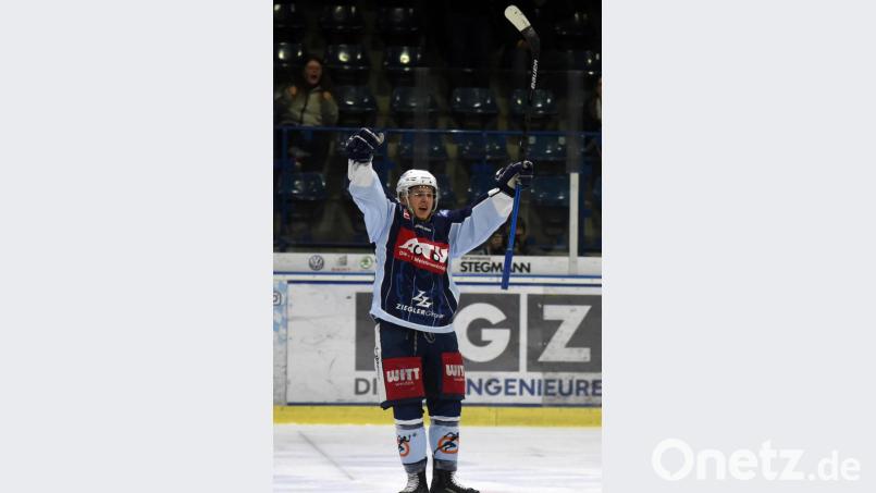 Marco Pronath jubelt auch in der kommenden Saison im Trikot der Blue Devils. Der Stürmer hat seinen Vertrag um ein Jahr verlängert. Bild: gb