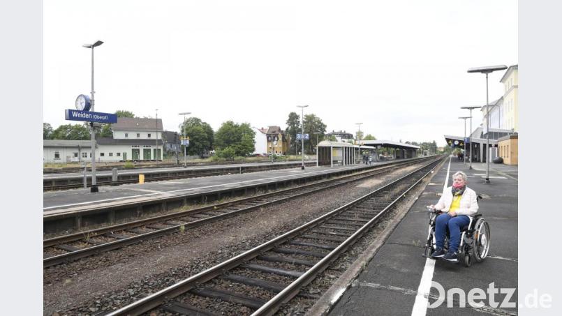 Bei Abfahrt auf Gleis 1 wäre für Anneliese Scharnagl die Welt in Ordnung. Doch wenn sie nach Pressath will, muss sie auf Gleis 3, und das ist ohne Voranmeldung und Hilfe am Bahnhof Weiden nicht möglich. Bild: Petra Hartl