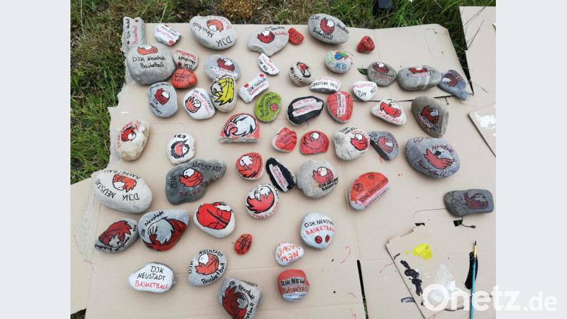 Bereits an die 300 Steine mit dem prägnanten Adler-Logo verteilen sich auf Neustadt, Weiden und viele weitere Landkreisgemeinden. Egal ob die Finder sie behalten oder wieder zurücklegen – ein Selfie mit Stein ist Pflicht. Bild: exb/DJK Neustadt Basketball