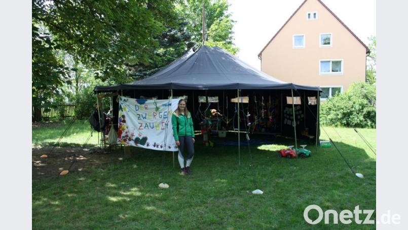 &quot;Die kleinen Füchse&quot; und &quot;Der Zwergenzauber&quot; heißen die beiden Spieljurten im Garten der Trabitzer &quot;Learning Campus&quot;-Kindertagesstätte. Für Leiterin Franziska Meier (im Bild) und deren Team eröffnet die momentane Ausnahmesituation Chancen, in den Kindern noch mehr als sonst Respekt und Liebe für die Natur zu wecken. Bild: bjp