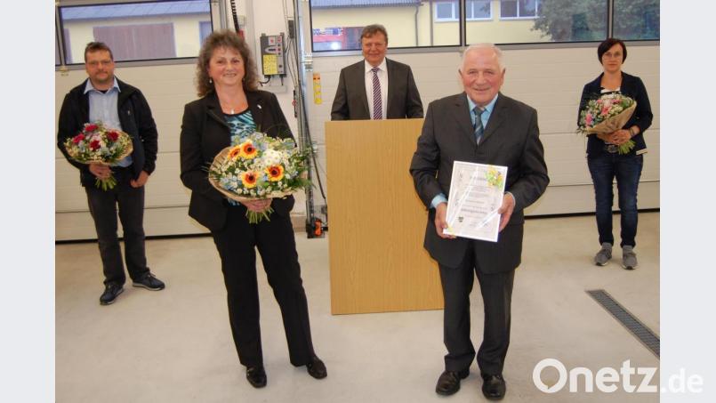 Im Mittelpunkt der Sondersitzung steht die Überreichung der Altbürgermeisterurkunde an Franz Schneider (vorne, mit Ehefrau Lissy) durch Bürgermeister Gerhard Kellner (hinten Mitte) sowie die Verabschiedung der ehemaligen Gemeinderatsmitglieder Tina Maier (rechts) und Stefan Weber (links). Bild: sm