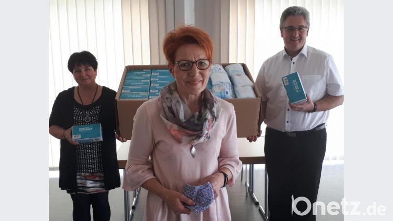 Stationsleiterin Kerstin Neidl (hinten links) und Vorsitzender Pfarrer Hannes Lorenz machen dankbar deutlich, welche Anschaffungen derzeit im Zeichen von Corona im Fokus stehen. Überbracht hatte die Summe von 3500 Euro für den Krankenpflegeverein Schwarzenfeld seine Vorsitzende Annemarie Brunner (vorne). Bild: mab