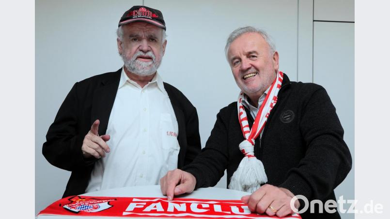 Wolfgang Berndt (links) ist langjähriger Fan des 1. FC Nürnberg, während Bernd Hofmann den FC Bayern unterstützt. Bild: Wolfgang Steinbacher