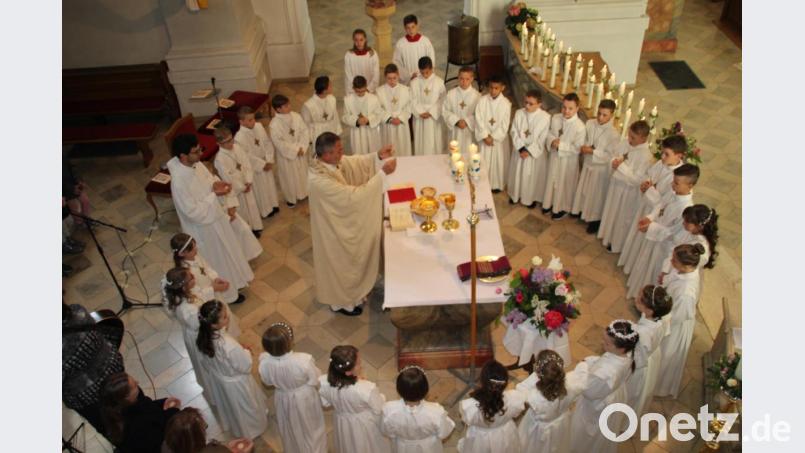 Die Erstkommunion ist ein Gemeinschaftsfest, das aber derzeit wegen Corona nicht praktizierbar ist. Deshalb verschiebt Pfarrer Josef Irlbacher die Kommunion in St. Vitus in Schnaittenbach und St. Margareta in Kemnath auf Herbst. Bild: ads