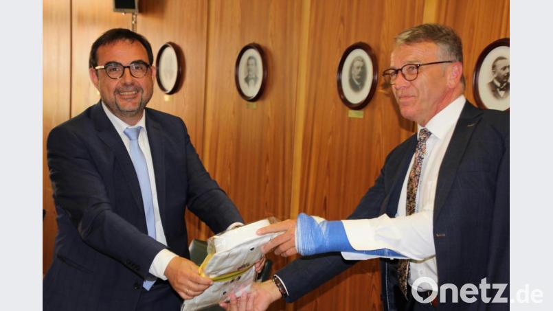 Ein weißes Hatico-Hemd als Geschenk überreichte Bürgermeister Franz Stahl (rechts) an Staatssekretär Klaus Holetschek. Bild: kro