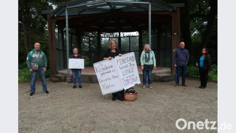 Sonja Schuhmacher und ihre Mitstreiter fordern Kitas und Schulen ohne Distanzregeln und Maskenpflicht. Bild: Kunz