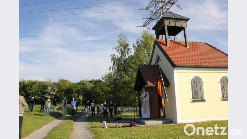 Mit der traditionellen Maiandacht an der Gräßmann-Kapelle in den Abendstunden bei herrlichem Sonnenschein ließ die Kolpingsfamilie ihr Vereinsleben wieder anlaufen. Bild: ads