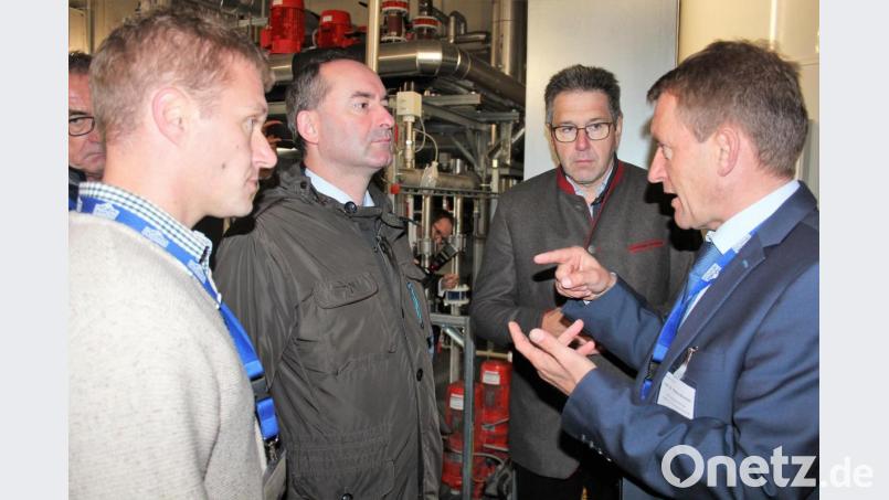 Minister Hubert Aiwanger (Zweiter von links) ließ sich von OTH-Professor Markus Brautsch (von rechts), Konrad Bauer (Ponnath) und Thorsten Meierhofer (OTH) die Anlage erklären. Bild: stg
