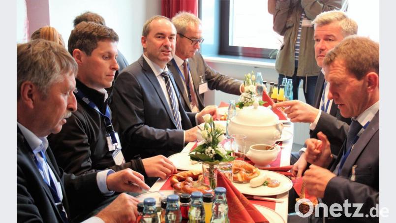 Ein Besuch bei der Firma Ponnath geht natürlich nicht ohne eine &quot;Würstel&quot;-Brotzeit zu Ende Bild: stg