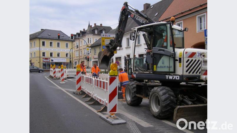 Tobias Tippmann (links) zusammen mit zwei Mitarbeitern des Stadtbauhofs bei den Arbeiten in der Egerer Straße. Diese Woche werden die Erneuerung der Hausanschlüsse in der Prinz-Ludwig-Straße fortgesetzt. Der Durchgangsverkehr wird dann ebenfalls einspurig geregelt.. Bild: pz