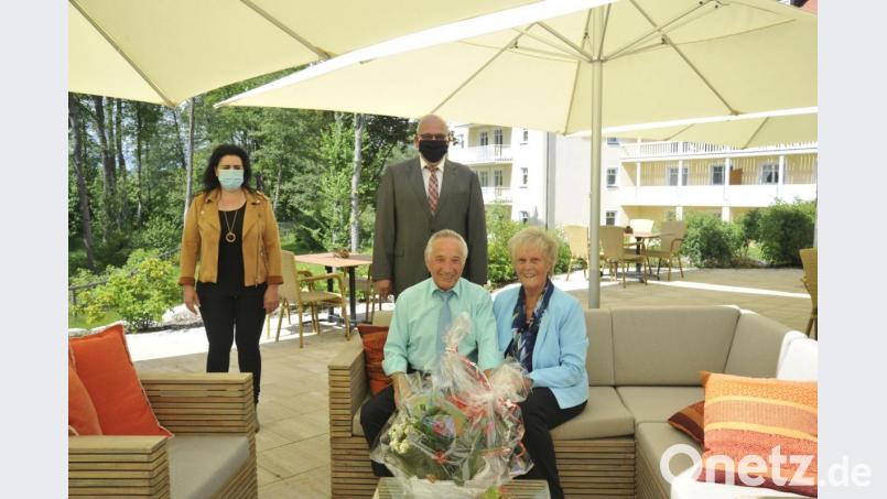 Seit 60 Jahren sind Gabriele und Alfons Stingl aus Ernestgrün (sitzend) verheiratet. Dazu gratulierten Bürgermeister Klaus Meyer sowie Christa Dietl für die Pfarrei Ottengrün. Bild: enz