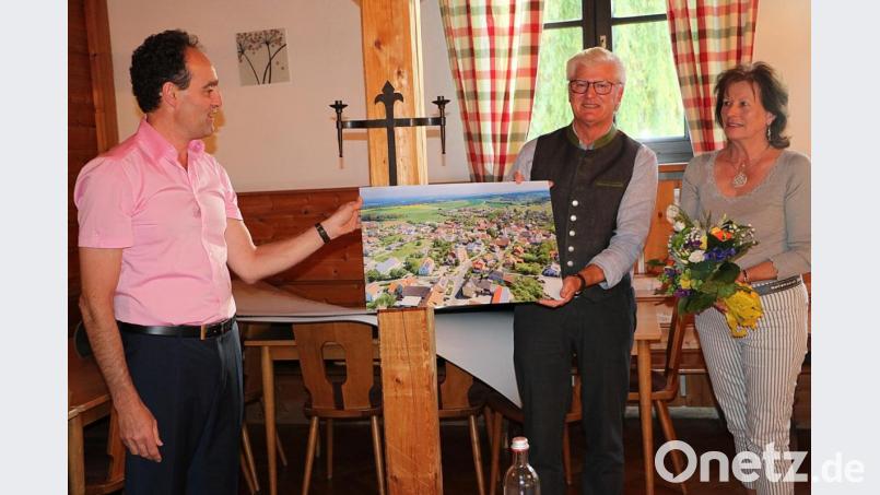 Bei der Verabschiedung von Werner Renner (Mitte) ließ Bürgermeister Hans-Jürgen Strehl viele vom Altbürgermeister umgesetzte Projekte Revue passieren. Für Ehefrau Erika Renner gab es einen Blumenstrauß. Bild: gru