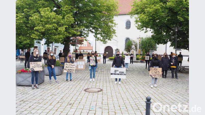 Schweigend protestierten am Samstag eine Stunde lang rund 50 Demonstranten auf dem Pfreimder Marktplatz gegen Rassismus. Bild: bl