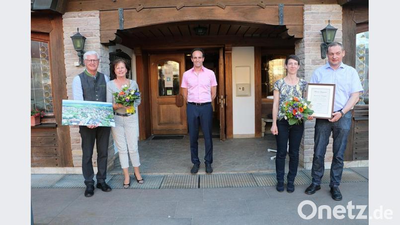 Von links Altbürgermeister Werner Renner mit Ehefrau Erika, Bürgermeister Hans-Jürgen Strehl sowie Martin und Sabine Wopperer. Bild: gru