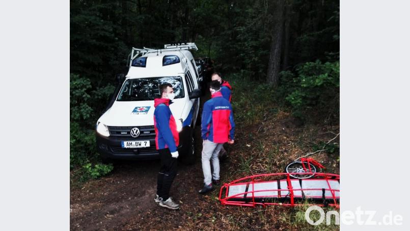 Mit einer Gebirgstrage wurde der verletzte Radfahrer zum Rettungswagen gebracht. Bild: Bergwacht Amberg