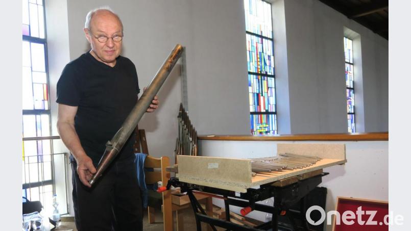 Mitarbeiter einer Spezialfirma aus Baden-Württemberg bauen die Orgelpfeifen in der Ettmannsdorfer Kirche ab und verpacken sie für den Abtransport. Bild: Hirsch