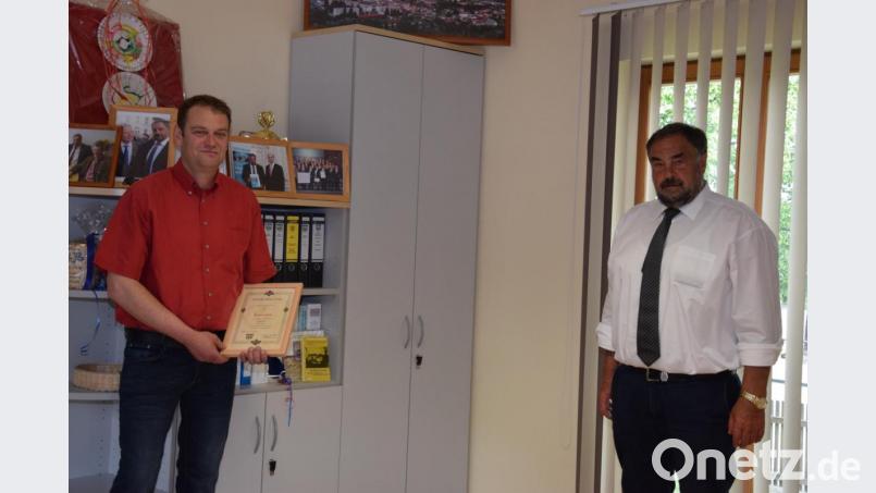 Bürgermeister Josef Beimler (rechts) gratuliert Robert Stahl (links) zum 25-jährigen Dienstjubiläum. Bild: fla