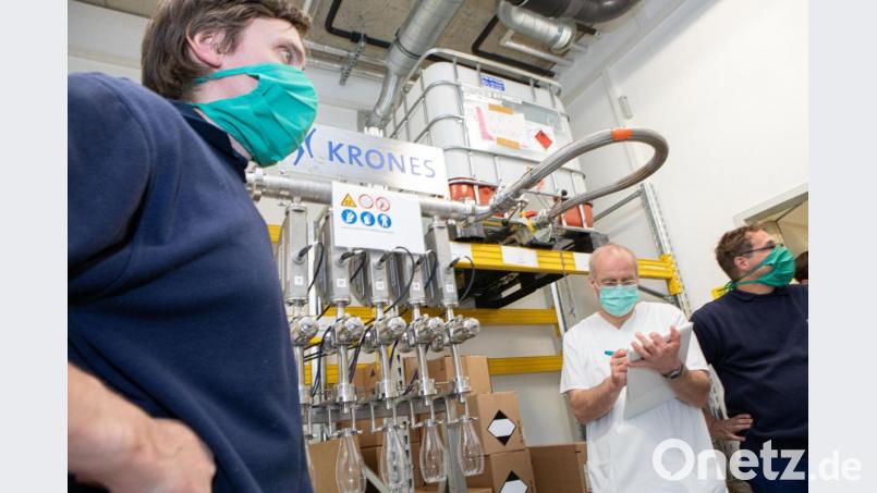 Mit dem bislang kleinsten Füller in der Unternehmensgeschichte unterstützte Krones die Abfüllung von Desinfektionsmittel am Universitätsklinikum Regensburg. Bild: Uniklinik Regensburg/exb