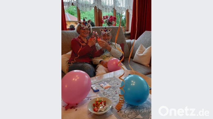 Nicht nur die Kinder und Eltern der Kita feierten das Sommerfest von zu Hause aus kräftig mit, sondern auch die Kooperationspartner der Einrichtung wie hier die Sprachpatin Anneliese Pilarski und ihr Mann Johann. Bild: ads