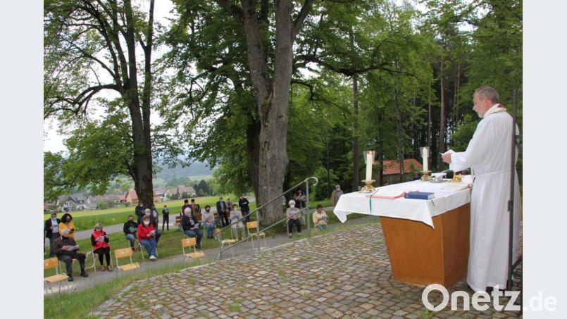 Mit der Dezentralisierung der Gottesdienste an den Kapellen der Pfarreiengemeinschaft im Freien wie hier an der Sebastiani-Kapelle in Kemnath a. B. stößt Pfarrer Josef Irlbacher auf überraschend großen Zuspruch der Gläubigen. Bild: ads