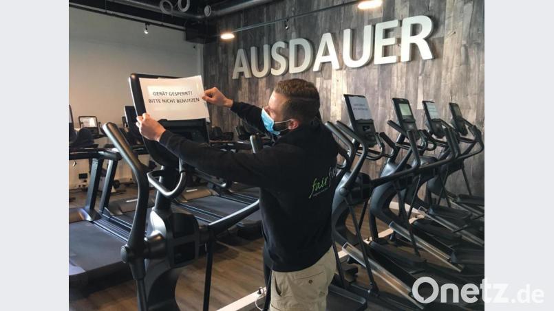 Die Fitnessstudio-Betreiber mussten viel Ausdauer an den Tag legen: Von 17. März bis Anfang Juni mussten die Studios auch im Raum Weiden und Neustadt/WN geschlossen bleiben. Nun bereiten sie sich auf die Öffnung vor: Florian Büttner von "FairFitness" im NOC sperrt einzelne Geräte, um den Abstand zwischen Kunden einzuhalten. Bild: exb/Florian Büttner