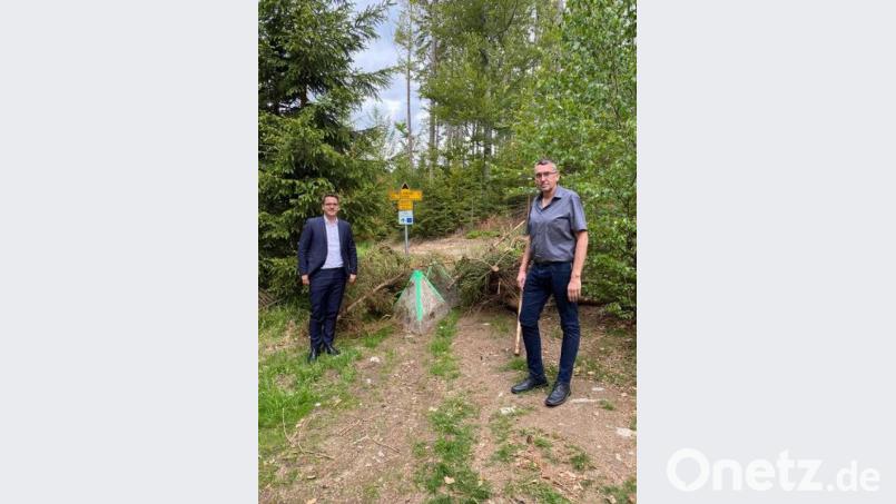 Bildunterschrift: 

Bilder wie dieses an der bayerisch-tschechischen Grenze in Mähring, Landkreis Tirschenreuth, gehören hoffentlich nun für immer der Vergangenheit an. Europaabgeordneter Christian Doleschal mit Bürgermeister Franz Schöner an dem geschlossenen grenzüberschreitenden Fahrradweg von Mähring nach Marienbad.


Bilder wie dieses an der bayerisch - tschechischen Grenze in Mähring, Landkreis Tirschenreuth, gehören hoffentlich nun für immer der Vergangenheit an. Europaabgeordneter Christian Doleschal mit Bürgermeister Franz Schöner an dem geschlossenen grenzüberschreitenden Fahrradweg von Mähring nach Marienbad. Bild: ws
