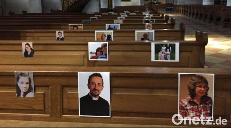 Pfarrer Thomas Helm predigte am Sonntag in St. Martin vor leeren Kirchenbänken. Dort waren allerdings Fotos von Mitgliedern der Gemeinde angebracht. Diese Aktion sollte symbolisieren, dass die Gläubigen nicht alleine sind. Pfarrer Helm hatte über die Pfarrei-Seite im Vorfeld dazu aufgerufen, ihm solche Bilder zu schicken. Bild: eik