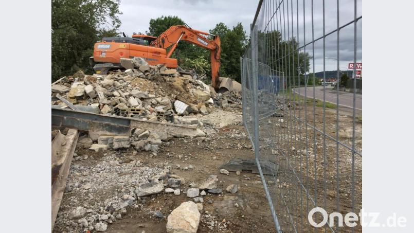 Ein Schutthaufen ist von der ehemaligen Tankstelle an der Staatsstraße zwischen Amberg und Haselmühl übrig. Bild: Heike Unger