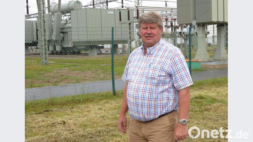 Im zweiten Anlauf genehmigt wurde der Antrag der Tennet GmbH auf Ersatzneubau einer Umspannanlage und Rückbau einer Schaltanlage – hier Bürgermeister Martin Schregelmann vor dem Umspannwerk. Bild: fsb