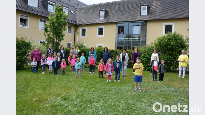 Die 19 Kinder der aktuellen Notgruppe des Kinderhauses überraschten die Bewohnern des Seniorenzentrums Theresianum im garten mit einigen Liedern. Mit dabei (hintere Reihe, von rechts) waren Pflegedienstleiterin Henrike Neumann, Direktorin Lisa Zang und Kinderhausleiterin Imke Steinert. Bild: jr