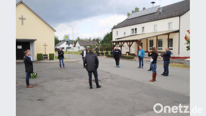Andreas Eckert sowie stellvertretender Landrat Albert Nickl, die Kreistagsvertreter Susanne Reithmayer und Max Schwärzer, Bürgermeister Bernhard Stangl, Kreisbrandmeister Jürgen Haider, Richard Suttner als ansässiger Kiesunternehmer, Bernd Sluka vom Verkehrsclub Deutschland sowie Landtagsabgeordneter Tobias Reiß treffen sich in Dießfurt, um die Situation in der Ortsdurchfahrt zu begutachten. Bild: jma