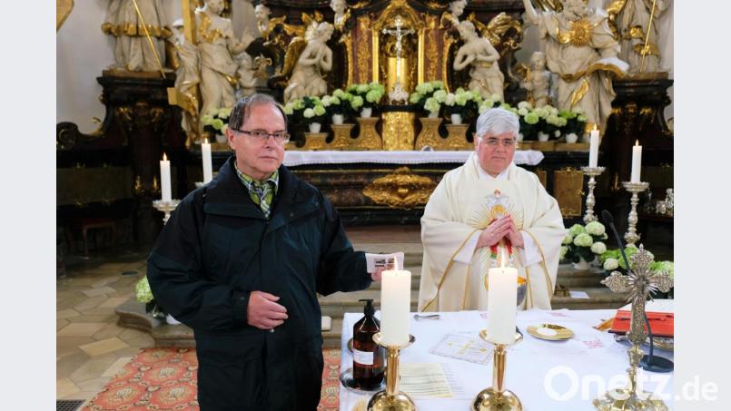 Ungewöhnliches Bild im "Ausnahmezustand". Um die Tradition der Eschenbacher Fußwallfahrt nach Gößweinstein aufrecht zu erhalten, legt Wallfahrtsführer Herbert Körper nach einem symbolischen Fußmarsch mit dem Stadtpfarrer ab Pottenstein ein Päckchen Gebetsanliegen von Wallfahrern auf dem Altar der Basilika nieder. Den Gottesdienst zelebriert Dekan Thomas Jeschner. Bild: do