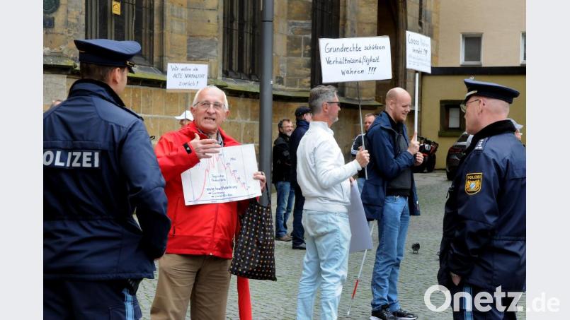 Dem Aufruf zur Demonstration „für Freiheit und die Verfassung“ folgten am Samstag etwa 30 Leute. Auf dem Amberger Marktplatz ging es friedlich zu. Bild: Stephan Huber