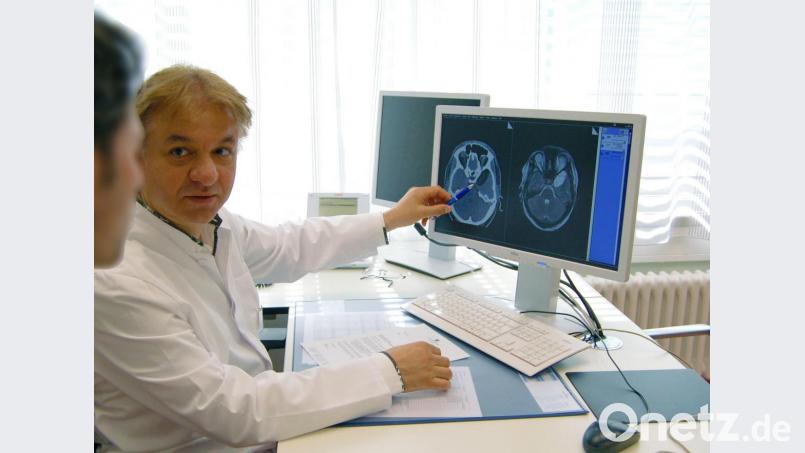 Dr. Hischam Bassiouni bei einem Patientengespräch. Bild: Klinikum/Dietl/exb