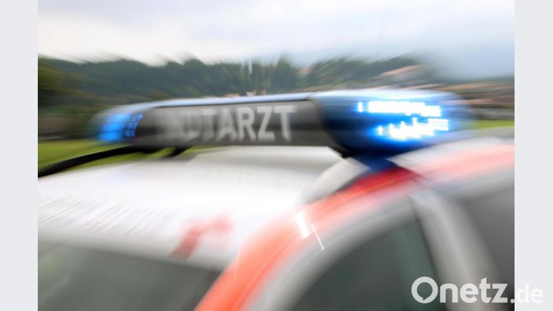 Eine 90-jährige Radfahrerin ist in Regensburg mit einem Auto kollidiert. Die Frau erlag nun ihren Verletzungen. Symbolbild: Stephan Jansen/dpa