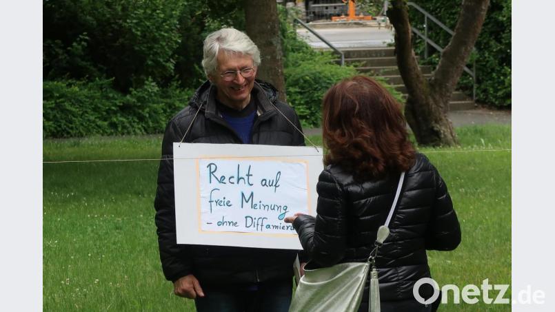 Helmut Schöner demonstriert am Woodstock-Hügel als einsamer Wolf für die Einhaltung der Grundrechte. Gerne informiert er Passanten über seine Beweggründe. Bild: Kunz