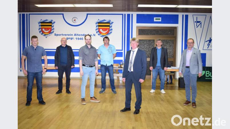 Bürgermeister Markus Schiesl (Dritter von rechts) vereidigt die sechs neugewählten Mitglieder des Gemeinderates. Es sind dies von links: Stefan Prey, Reinhold Merkl, Johannes Setzer, Daniel Maierhofer, Manuel Lischka und Hans-Jürgen Dirschwigl. Bild: bnr