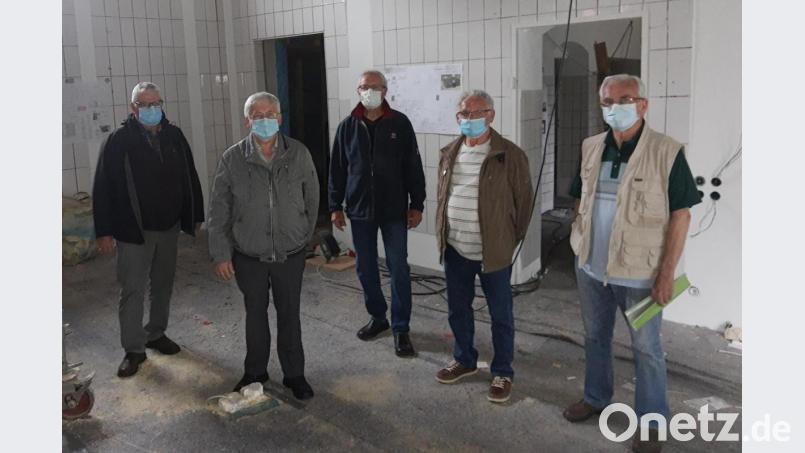 Besprechung im Schlachthaus! Der Mundschutz als wichtiger Infektionsschutz symbolisiert auch den Verzicht der Sänger auf die Ausübung ihre Hobbys: Der Mund bleibt zu, gemeinsames Singen derzeit nicht möglich! Bild: ld