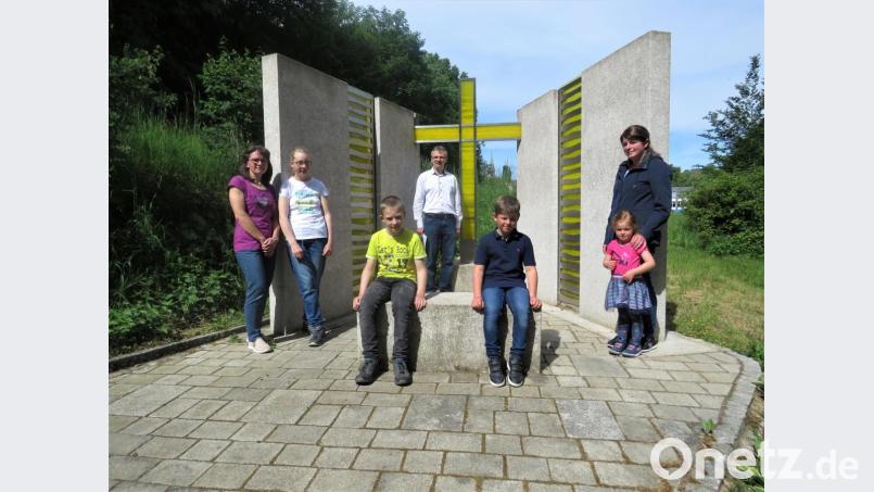 Claudia Flödl (mit Tochter Laura und Sohn Armin, links) und Stefanie Forster (mit Tocher Lena und Sohn Lukas, rechts) überlegen gemeinsam mit Pfarrer Martin Besold (hinten) direkt vor Ort, wie der Blumenteppich an der &quot;Oase der Ruhe&quot; bestmöglich zur Geltung kommen könnte. Bild: ubb