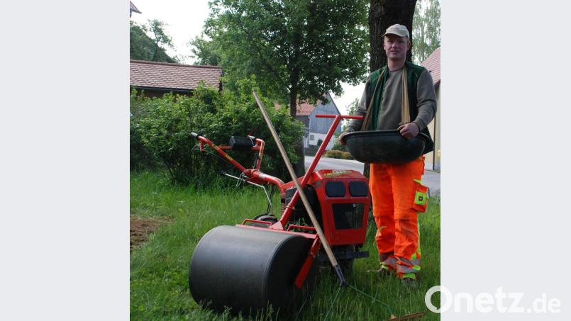 Fräse, Rechen, Saatgut, Walze: das wird benötigt, um einen Blühstreifen anzulegen. Bild: Vogl, Christa