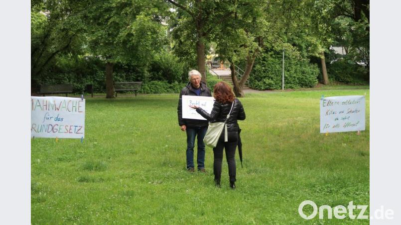 Helmut Schöner demonstriert am Woodstock-Hügel als einsamer Streiter für die Einhaltung der Grundrechte. Gerne informiert er Passanten über seine Beweggründe. Bild: Kunz