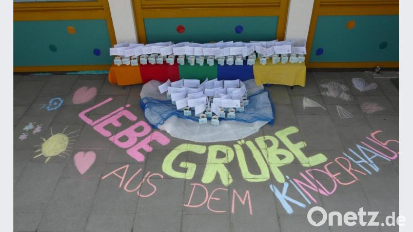 Dutzende von mit Samen gefüllten Bechern warten auf ihre jungen Abholer. Die Erzieherinnen des katholischen Kinderhauses haben sich eine pfiffige Idee Für ihre jungen Besucher einfallen lassen, die aufgrund der Corona-Pandemie derzeit zu Hause verweilen. Bild: mez