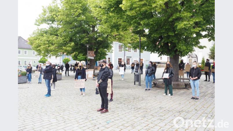 Demo auf Abstand: Bei der Protestaktion zeigen sich die Teilnehmer sehr diszipliniert und verteilten sich großzügig über den gesamten Marktplatz. Bild: bl
