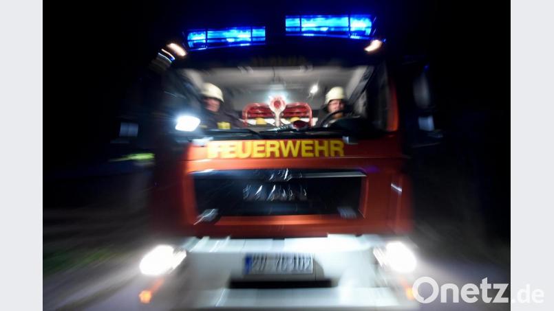 Ein Löschfahrzeug der Feuerwehr im Einsatz. In Premerzhofen bei Breitenbrunn ist ein Motorrad in Brand geraten. Foto: Carsten Rehder/dpa/Archivbild Bild: Carsten Rehder