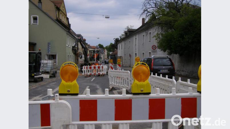 Wegen der Auswechslung der Hausanschlüsse in der Bundesstraße B299 ist die Fahrbahn nur einspurig befahrbar. Die Geschäfte können aber erreicht werden. Bild: pz
